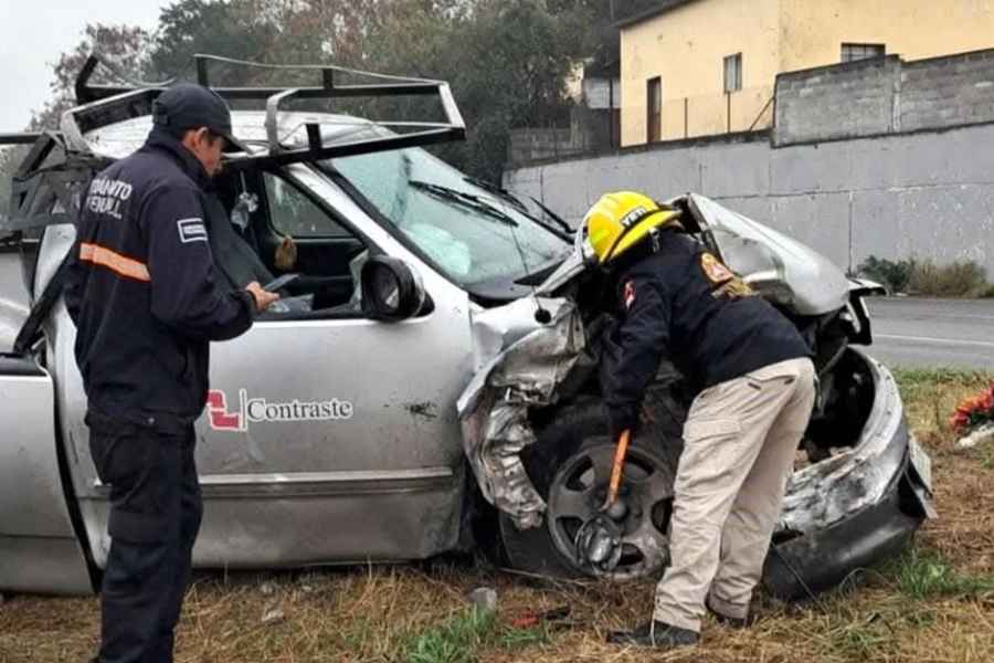 Vuelca conductor con su camioneta en la Carretera Nacional en Allende, NL