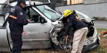 Vuelca conductor con su camioneta en la Carretera Nacional en Allende, NL