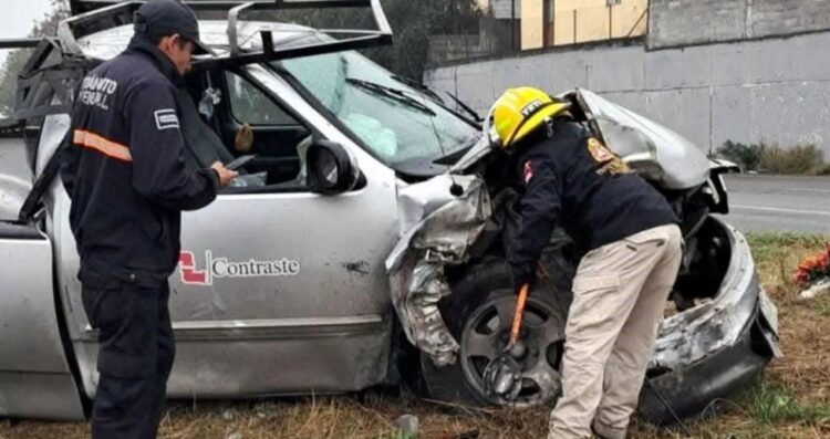 Vuelca conductor con su camioneta en la Carretera Nacional en Allende, NL