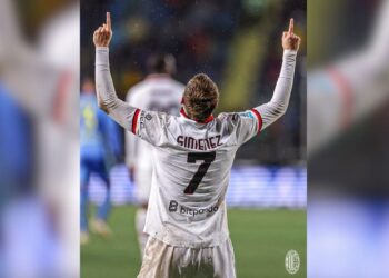 afición del Milan Santiago Giménez