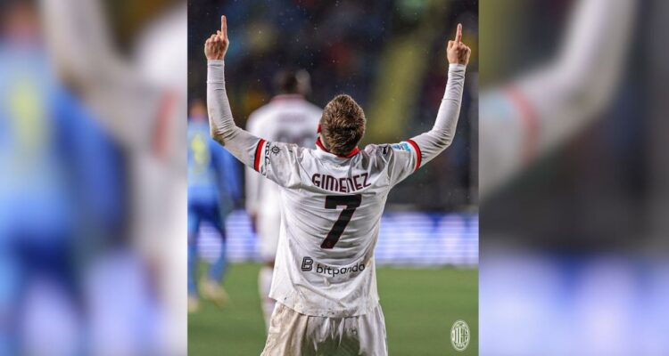 afición del Milan Santiago Giménez
