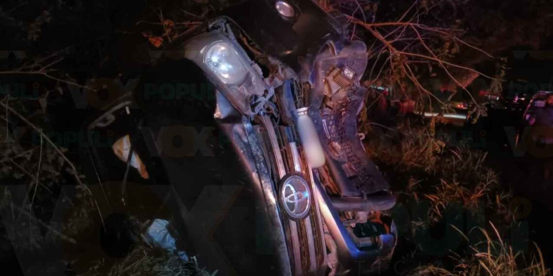 dejan camioneta volcada Altamira