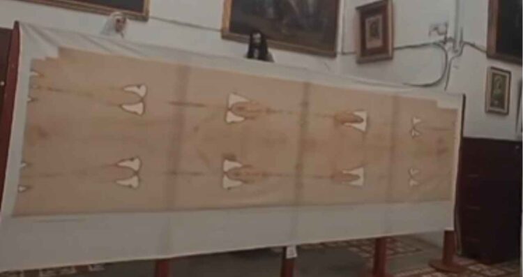 Exhiben réplica de Sábana Santa en Puebla