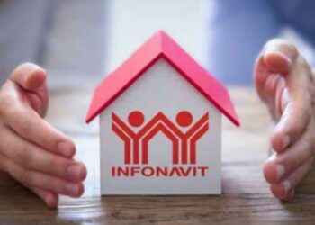 Hay que tener cierta edad para solicitar un crédito de Infonavit este 2025, la institución tiene establecido un límite para asegurar que los trabajadores puedan pagar su deuda dentro del tiempo estipulado. El Instituto del Fondo Nacional de la Vivienda para los Trabajadores (Infonavit) administra los recursos del Fondo Nacional de Vivienda para permitir que los trabajadores obtengan créditos para vivienda. ¿Hasta qué edad puedes solicitar un crédito Infonavit en 2025? El Infonavit permite que los trabajadores pidan un crédito siempre que: La suma de la edad y el plazo del financiamiento no supere los 70 años en el caso de los hombres, y 75 años para las mujeres. Esto quiere decir que —la edad en la que se puede solicitar un crédito depende del tiempo que se elija para pagarlo—. Ejemplos prácticos: Si se tiene 40 años, podrías optar por un crédito con un plazo de hasta 30 años. Si se tiene 55 años, el plazo máximo será de 15 años. Para las mujeres, el plazo de pago puede ser hasta cinco años más largo en comparación con los hombres. Requisitos para acceder a un crédito Infonavit No solo se trata de la edad; también necesitas cumplir con otros requisitos para ser elegible: Tener al menos 130 semanas cotizadas en el IMSS. Tener un empleo formal y estar cotizando. Acumular al menos 1,080 puntos Infonavit, que se calculan con base en tu salario, antigüedad laboral y ahorro en la Subcuenta de Vivienda. ¿Cuánto puedes obtener como crédito? El monto máximo que Infonavit puede otorgar en 2025 es de hasta 2 millones 716 mil 334.54 pesos. Sin embargo, —el monto final dependerá de la capacidad de pago, historial crediticio y el ahorro en la Subcuenta de Vivienda—. Además, las mujeres pueden recibir un bono de 20 puntos adicionales, lo que facilita la aprobación del crédito. ¿Qué pasa si superas la edad máxima? Si se superó la edad máxima para solicitar un crédito Infonavit, hay otras opciones. Se puede acceder a financiamiento a través de créditos hipotecarios bancarios o programas gubernamentales como el nuevo "Vivienda para el Bienestar". También se puede optar por comprar una propiedad con ahorro personal o mediante fideicomisos. Te puede interesar: Senado aprueba en lo general Reforma a la Ley del Infonavit, orientada a mejorar la vivienda