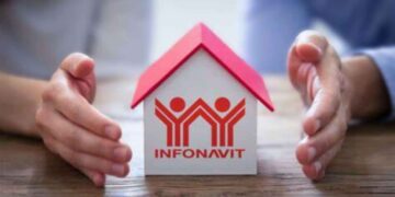 Hay que tener cierta edad para solicitar un crédito de Infonavit este 2025, la institución tiene establecido un límite para asegurar que los trabajadores puedan pagar su deuda dentro del tiempo estipulado. El Instituto del Fondo Nacional de la Vivienda para los Trabajadores (Infonavit) administra los recursos del Fondo Nacional de Vivienda para permitir que los trabajadores obtengan créditos para vivienda. ¿Hasta qué edad puedes solicitar un crédito Infonavit en 2025? El Infonavit permite que los trabajadores pidan un crédito siempre que: La suma de la edad y el plazo del financiamiento no supere los 70 años en el caso de los hombres, y 75 años para las mujeres. Esto quiere decir que —la edad en la que se puede solicitar un crédito depende del tiempo que se elija para pagarlo—. Ejemplos prácticos: Si se tiene 40 años, podrías optar por un crédito con un plazo de hasta 30 años. Si se tiene 55 años, el plazo máximo será de 15 años. Para las mujeres, el plazo de pago puede ser hasta cinco años más largo en comparación con los hombres. Requisitos para acceder a un crédito Infonavit No solo se trata de la edad; también necesitas cumplir con otros requisitos para ser elegible: Tener al menos 130 semanas cotizadas en el IMSS. Tener un empleo formal y estar cotizando. Acumular al menos 1,080 puntos Infonavit, que se calculan con base en tu salario, antigüedad laboral y ahorro en la Subcuenta de Vivienda. ¿Cuánto puedes obtener como crédito? El monto máximo que Infonavit puede otorgar en 2025 es de hasta 2 millones 716 mil 334.54 pesos. Sin embargo, —el monto final dependerá de la capacidad de pago, historial crediticio y el ahorro en la Subcuenta de Vivienda—. Además, las mujeres pueden recibir un bono de 20 puntos adicionales, lo que facilita la aprobación del crédito. ¿Qué pasa si superas la edad máxima? Si se superó la edad máxima para solicitar un crédito Infonavit, hay otras opciones. Se puede acceder a financiamiento a través de créditos hipotecarios bancarios o programas gubernamentales como el nuevo "Vivienda para el Bienestar". También se puede optar por comprar una propiedad con ahorro personal o mediante fideicomisos. Te puede interesar: Senado aprueba en lo general Reforma a la Ley del Infonavit, orientada a mejorar la vivienda