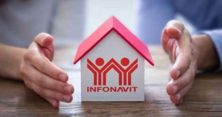 Hay que tener cierta edad para solicitar un crédito de Infonavit este 2025, la institución tiene establecido un límite para asegurar que los trabajadores puedan pagar su deuda dentro del tiempo estipulado. El Instituto del Fondo Nacional de la Vivienda para los Trabajadores (Infonavit) administra los recursos del Fondo Nacional de Vivienda para permitir que los trabajadores obtengan créditos para vivienda. ¿Hasta qué edad puedes solicitar un crédito Infonavit en 2025? El Infonavit permite que los trabajadores pidan un crédito siempre que: La suma de la edad y el plazo del financiamiento no supere los 70 años en el caso de los hombres, y 75 años para las mujeres. Esto quiere decir que —la edad en la que se puede solicitar un crédito depende del tiempo que se elija para pagarlo—. Ejemplos prácticos: Si se tiene 40 años, podrías optar por un crédito con un plazo de hasta 30 años. Si se tiene 55 años, el plazo máximo será de 15 años. Para las mujeres, el plazo de pago puede ser hasta cinco años más largo en comparación con los hombres. Requisitos para acceder a un crédito Infonavit No solo se trata de la edad; también necesitas cumplir con otros requisitos para ser elegible: Tener al menos 130 semanas cotizadas en el IMSS. Tener un empleo formal y estar cotizando. Acumular al menos 1,080 puntos Infonavit, que se calculan con base en tu salario, antigüedad laboral y ahorro en la Subcuenta de Vivienda. ¿Cuánto puedes obtener como crédito? El monto máximo que Infonavit puede otorgar en 2025 es de hasta 2 millones 716 mil 334.54 pesos. Sin embargo, —el monto final dependerá de la capacidad de pago, historial crediticio y el ahorro en la Subcuenta de Vivienda—. Además, las mujeres pueden recibir un bono de 20 puntos adicionales, lo que facilita la aprobación del crédito. ¿Qué pasa si superas la edad máxima? Si se superó la edad máxima para solicitar un crédito Infonavit, hay otras opciones. Se puede acceder a financiamiento a través de créditos hipotecarios bancarios o programas gubernamentales como el nuevo "Vivienda para el Bienestar". También se puede optar por comprar una propiedad con ahorro personal o mediante fideicomisos. Te puede interesar: Senado aprueba en lo general Reforma a la Ley del Infonavit, orientada a mejorar la vivienda