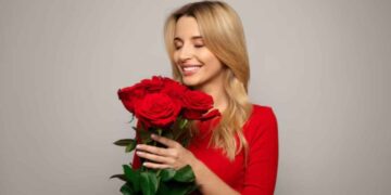 ¿Por qué regalar rosas rojas en el Día de San Valentín El significado detrás de este tradicional obsequio