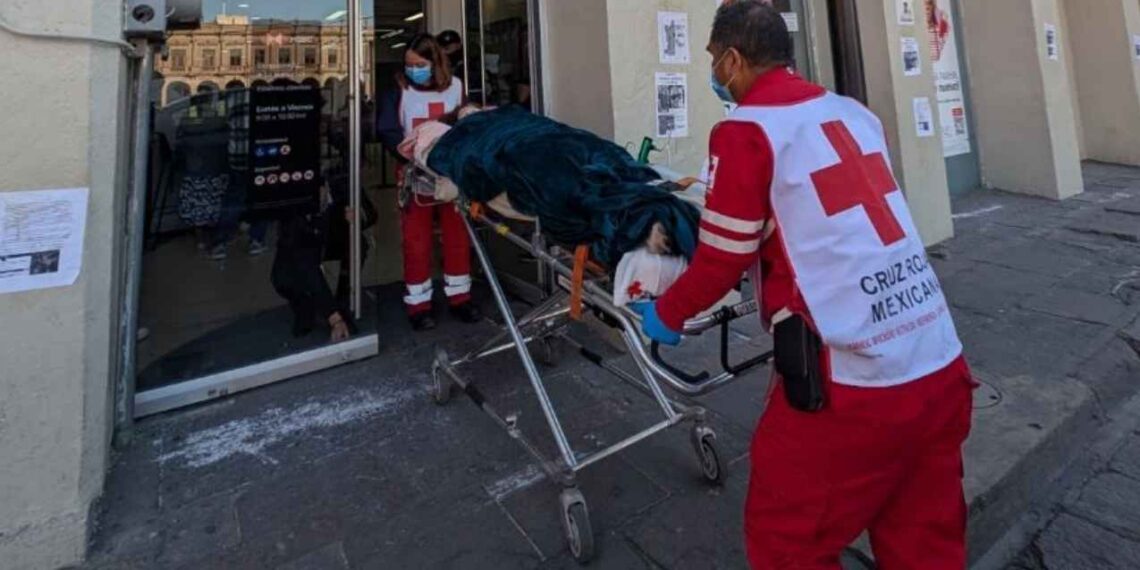 Abuelita de San Luis Potosí es trasladada en camilla al banco para desbloquear su cuenta de ahorros