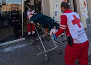 Abuelita de San Luis Potosí es trasladada en camilla al banco para desbloquear su cuenta de ahorros