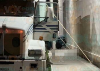 Abuelito muere al caerle encima tablas de un tráiler en Tampico, Tamaulipas