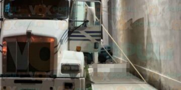 Abuelito muere al caerle encima tablas de un tráiler en Tampico, Tamaulipas