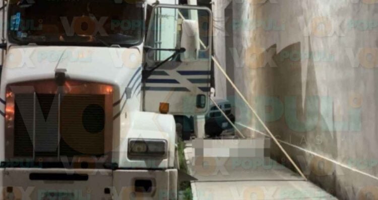 Abuelito muere al caerle encima tablas de un tráiler en Tampico, Tamaulipas