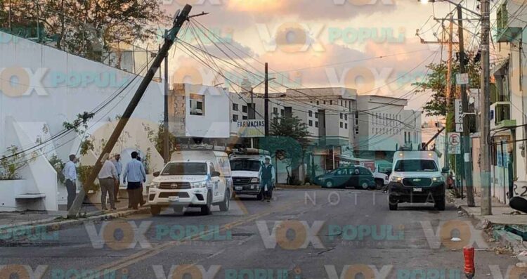 Accidente con tráiler causa caos al dañar cableado y postes en Tampico, Tamaulipas