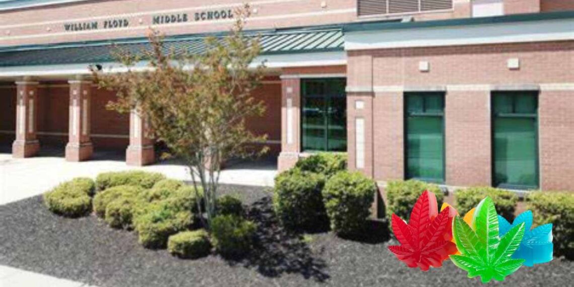 Las autoridades de Nueva York investigan cómo un estudiante obtuvo gomitas de marihuana y las compartió con al menos 12 compañeros en la William Floyd Middle School, en Long Island. El incidente, ocurrido el lunes por la mañana, llevó a 11 de los adolescentes al hospital, según informó la policía del condado de Suffolk. Los estudiantes afectados tienen entre 13 y 14 años, y por ahora no se ha confirmado si el menor que distribuyó las gomitas sabía que contenían la droga. Tampoco se ha revelado cómo obtuvo los comestibles. Hasta la mañana del martes, no se ha informado sobre la evolución de los estudiantes hospitalizados. Sin embargo, el distrito escolar William Floyd señaló que uno de los jóvenes involucrados recibió el alta y regresó a casa con su familia. Consumen gomitas de marihuana en secundaria de Nueva York No se han presentado cargos penales, ni se ha determinado si habrá sanciones disciplinarias para los involucrados. Aunque este no es el primer caso de estudiantes expuestos a comestibles con marihuana en escuelas de Estados Unidos. En años recientes, se han reportado situaciones similares en California y Connecticut, incluyendo un caso en el que niños de primaria en California consumieron gomitas creyendo que eran caramelos. Las autoridades continúan investigando para determinar el origen de los comestibles y si se tomarán medidas adicionales en la escuela. Te puede interesar: Mujer es rescatada con vida tras presuntamente lanzarse del Puente Atirantado en San Pedro, NL
