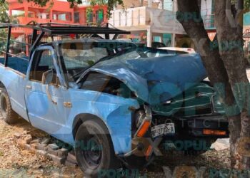 Adulto mayor se lesiona tras perder el control de su camioneta y chocar contra un árbol en Ciudad Victoria