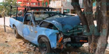 Adulto mayor se lesiona tras perder el control de su camioneta y chocar contra un árbol en Ciudad Victoria