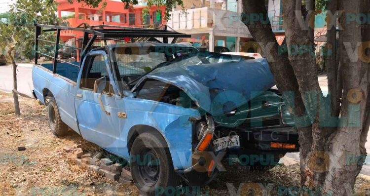 Adulto mayor se lesiona tras perder el control de su camioneta y chocar contra un árbol en Ciudad Victoria