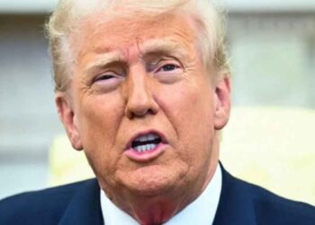 Amenaza Donald Trump con imponer arancel del 200% al alcohol de la Unión Europea