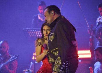 Ángela y Pepe Aguilar protagonizan tierno momento en el Carnaval de Mazatlán 