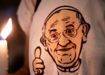 Argentinos marchan con velas y oraciones por la salud del Papa Francisco