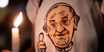 Argentinos marchan con velas y oraciones por la salud del Papa Francisco