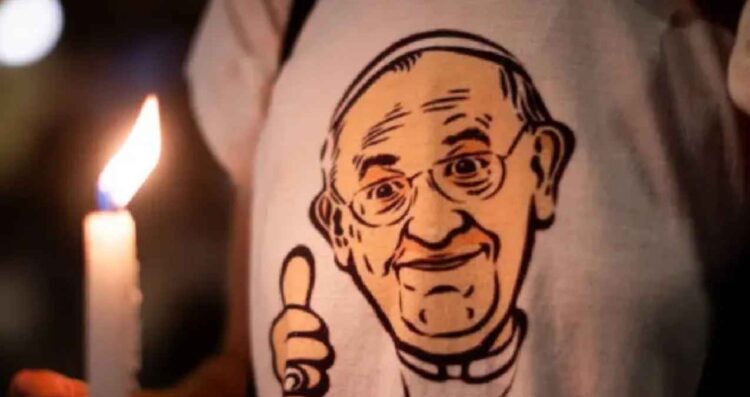 Argentinos marchan con velas y oraciones por la salud del Papa Francisco