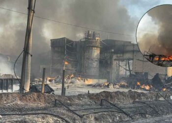 Así se observa el incendio de fábricas en García, Nuevo León