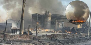 Así se observa el incendio de fábricas en García, Nuevo León