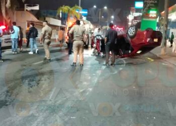 Pareja sufre aparatosa volcadura en Tampico