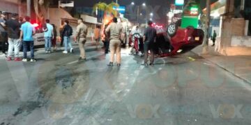 Pareja sufre aparatosa volcadura en Tampico