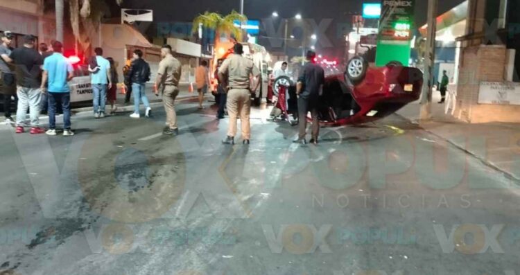 Pareja sufre aparatosa volcadura en Tampico