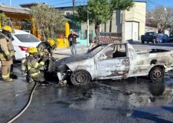 Camioneta se incendia en la Avenida Diego Díaz de Berlanga en Monterrey, NL