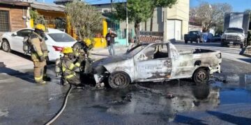 Camioneta se incendia en la Avenida Diego Díaz de Berlanga en Monterrey, NL