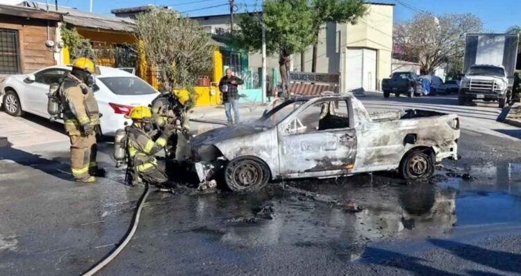 Camioneta se incendia en la Avenida Diego Díaz de Berlanga en Monterrey, NL