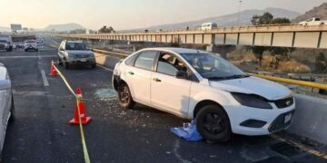 Automovilista muere atropellado por su propio vehículo en la México-Puebla