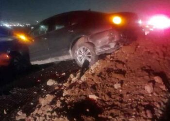 Automovilista pierde el control de su vehículo y se impacta contra un muro en la Carretera a Saltillo; hay 2 heridos