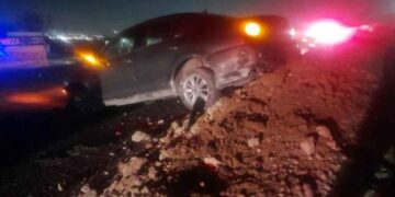 Automovilista pierde el control de su vehículo y se impacta contra un muro en la Carretera a Saltillo; hay 2 heridos