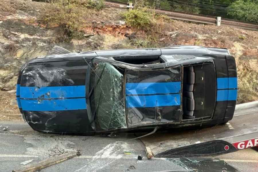 Automovilista vuelca y abandona su unidad en la avenida Insurgentes en Monterrey, Nuevo León