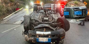 Automovilista vuelca y abandona su unidad en la avenida Insurgentes en Monterrey, Nuevo León