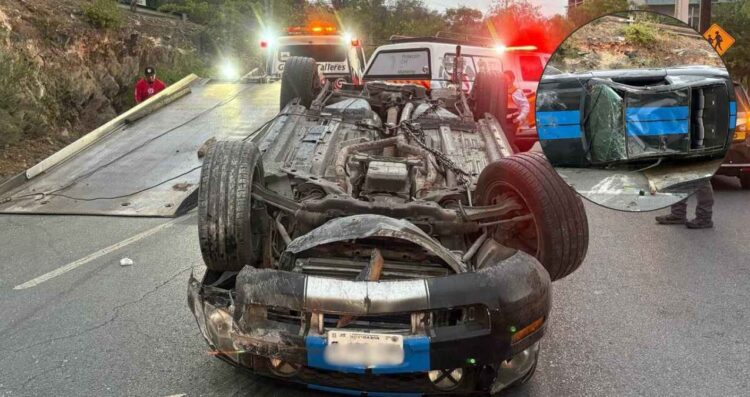 Automovilista vuelca y abandona su unidad en la avenida Insurgentes en Monterrey, Nuevo León