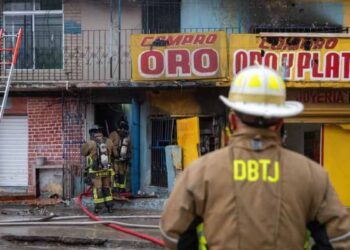 Bar clandestino es descubierto tras incendio en Tijuana Bomberos de Tijuana recibieron el reporte del incendio y, al llegar al lugar, encontraron que el fuego había afectado al menos 10 habitaciones. Tres de ellas presentaban daños severos. Durante las labores de extinción, los bomberos descubrieron que el inmueble tenía accesos irregulares. Al ir avanzando descubrieron que su interior funcionaba un bar, lo cual se reportó a las autoridades correspondientes. Bar clandestino se incendia en Tijuana Más de 35 elementos de cinco estaciones de bomberos trabajaron en el lugar para controlar el incendio, mientras que cerraron la vialidad cercana temporalmente. Se sospecha que el incendio podría haber sido provocado por la quema de cobre, una práctica común entre algunas personas en situación de calle que solían refugiarse en el edificio.  Te puede interesar: ¿Qué se sabe de los dueños y registro de propiedad del Rancho Izaguirre en Teuchitlán, Jalisco? 