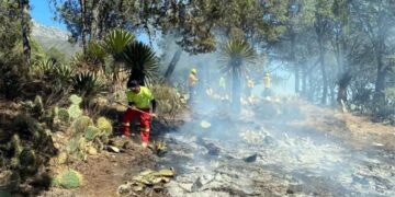 Bomberos controlan incendio Topo Chico