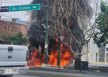 Cae poste con transformador y provoca incendio en el Centro de Monterrey, Nuevo León