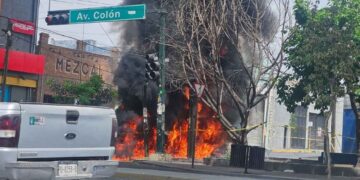 Cae poste con transformador y provoca incendio en el Centro de Monterrey, Nuevo León