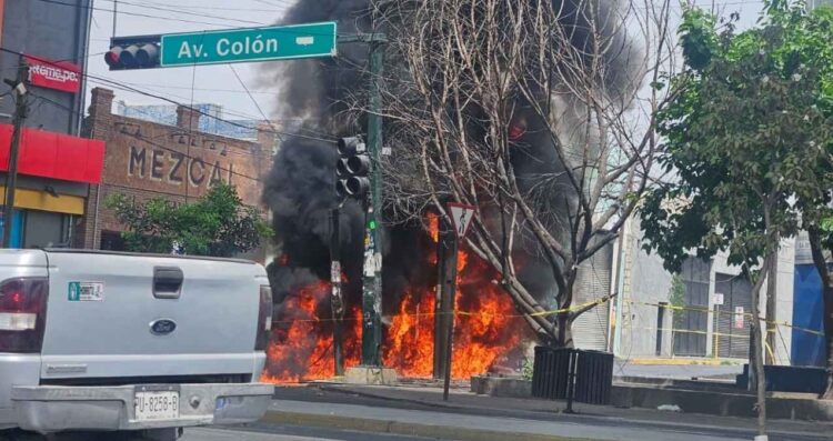 Cae poste con transformador y provoca incendio en el Centro de Monterrey, Nuevo León