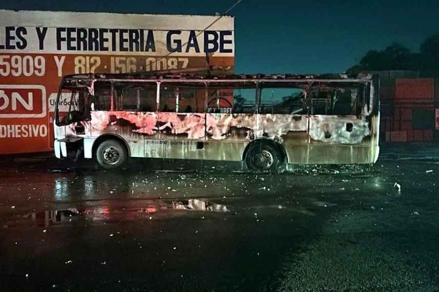 Transporte de personal se incendia en Pesquería, Nuevo León; chofer resulta ileso