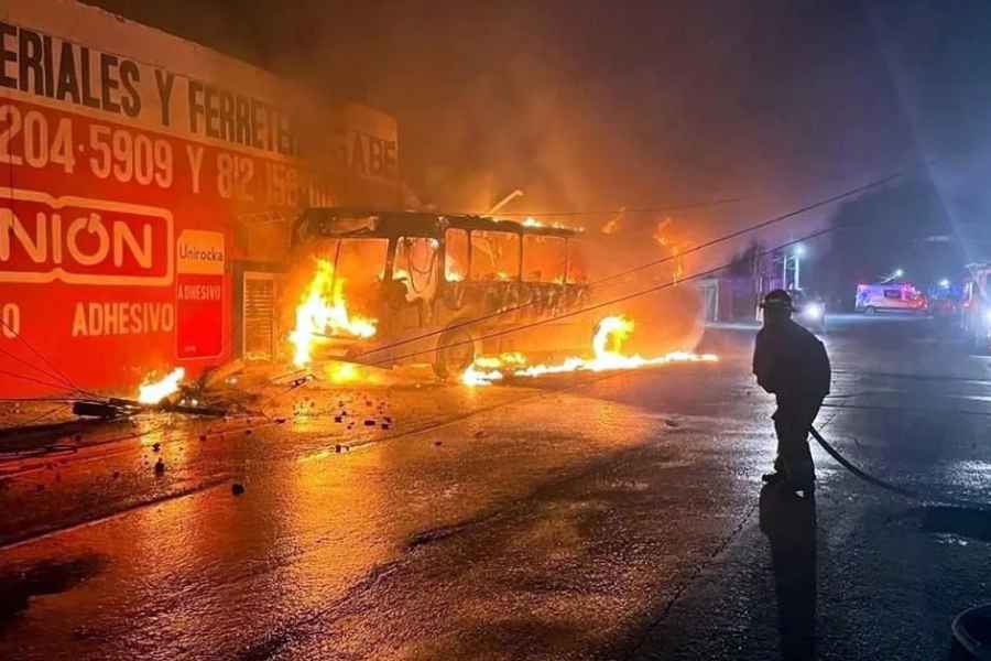 Transporte de personal se incendia en Pesquería, Nuevo León; chofer resulta ileso
