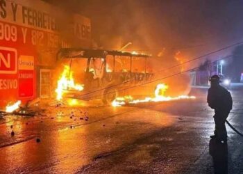 Transporte de personal se incendia en Pesquería, Nuevo León; chofer resulta ileso
