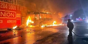 Transporte de personal se incendia en Pesquería, Nuevo León; chofer resulta ileso