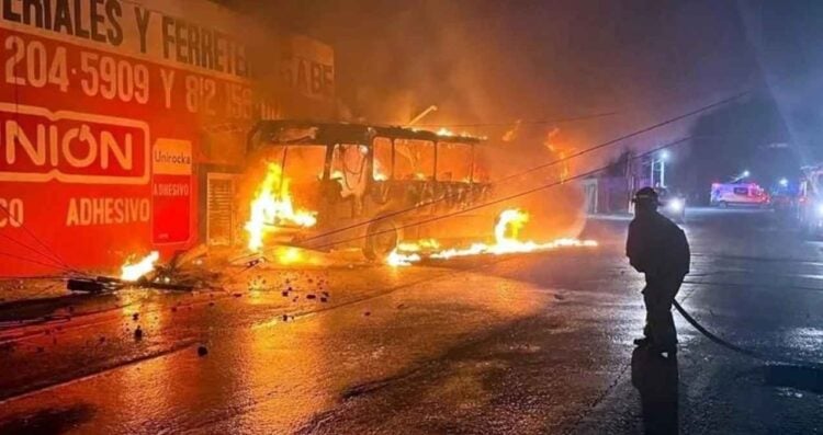 Transporte de personal se incendia en Pesquería, Nuevo León; chofer resulta ileso